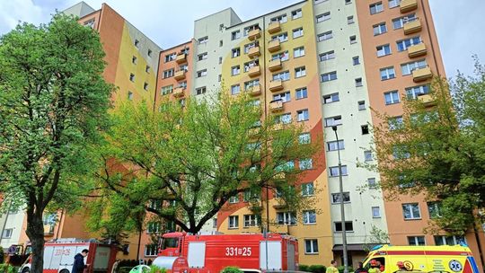 Pożar w bloku przy ul. Cichej. Dwie osoby trafiły do szpitala
