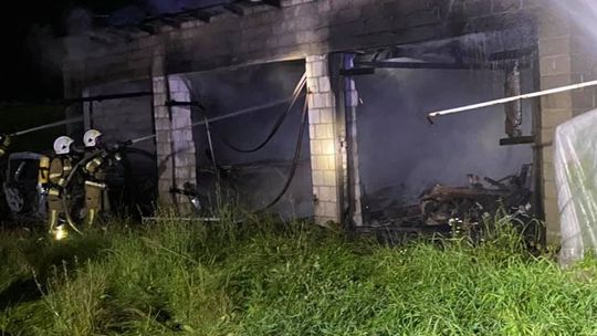 Pożar w gminie Przytyk. Mężczyzna spłonął w samochodzie