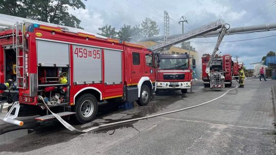 Pożar w magazynie w Grójcu. Siedem jednostek gasiło ogień