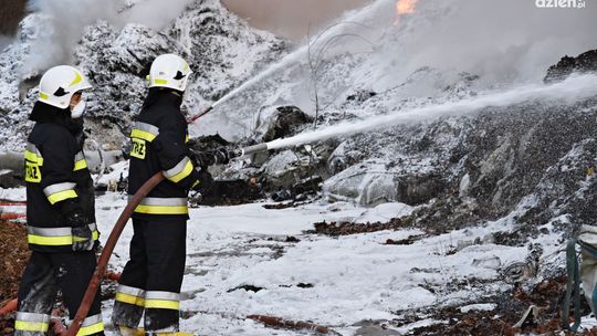Pożar w Pionkach. Całą noc trwała akcja dogaszania