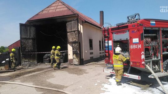 Pożar warsztatu. Spłonęły dwie ciężarówki
