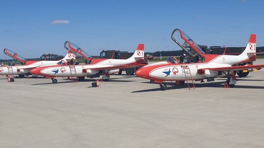 Pożegnalny lot legendarnych Iskier [wideo]