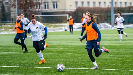 Pożyteczny sparing piłkarek HydroTrucku Radom
