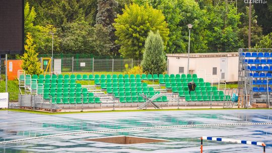 Prace na stadionie przy Narutowicza powoli dobiegają końca. Trwa montaż trybuny