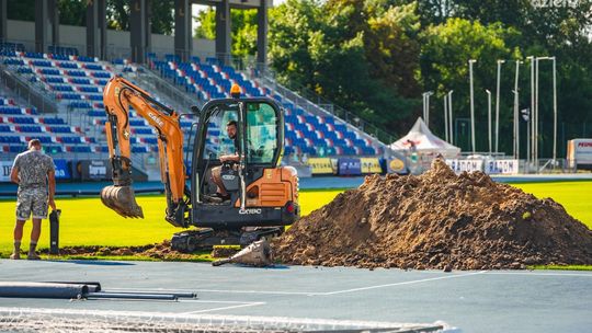 Prace nad montażem systemu podgrzewanej murawy na stadionie przy Narutowicza 9 trwają
