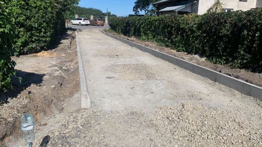 Prace przy budowie uliczek w Białobrzegach. Mają ułatwić dojazd do ulicy Kościelnej