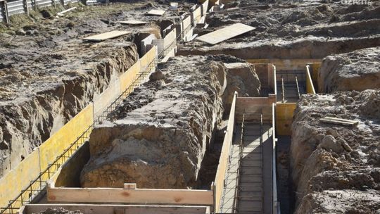 Prace ruszyły. Budują bibliotekę i Klub Seniora