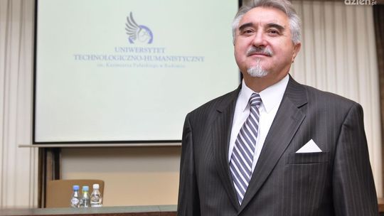 Pracownicy zarzucają, rektor odpowiada