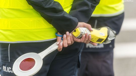Prawie potrąciła policjanta. Pościg za pijaną kobietą