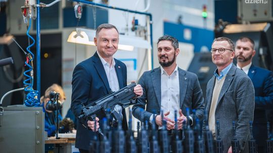 Prezydent Andrzej Duda z wizytą w Fabryce Broni. Chwalił produkowaną broń