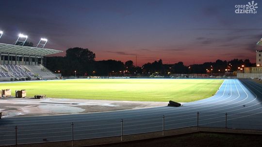 Próba świateł, trybuna dla gości. MOSiR odbiera stadion FOTO