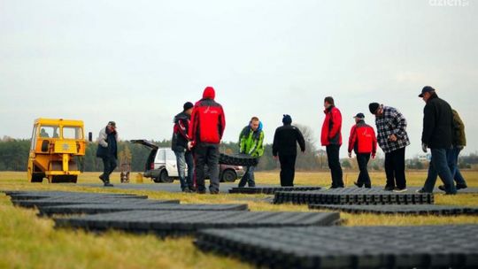 Próbny odcinek pasa startowego na lotnisku w Piastowie