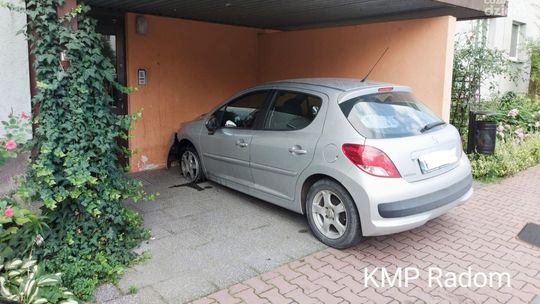 Próbował wjechać samochodem... do klatki schodowej