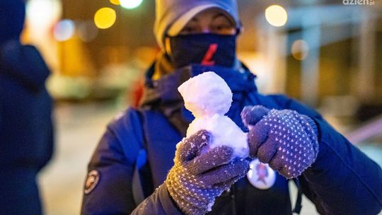 Protest kobiet. Lepili kaczki i palili znicze pod siedzibą PiS