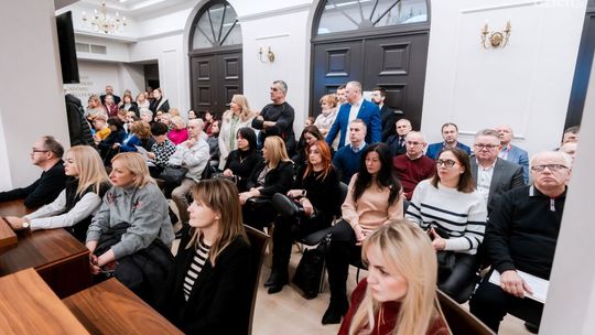 Protest pracowników niepedagogicznych na sesji. W tle sprawa wynagrodzeń i premii