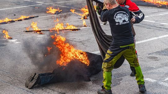 Przebił głową płonącą ścianę