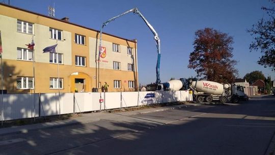 Przebudowa Urzędu Gminy w Orońsku. Powstaje tam winda zewnętrzna dla niepełnosprawnych