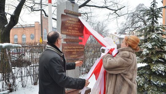 Przed III LO stanął pomnik powstańców styczniowych