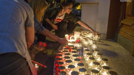 Przed sądem w Radomiu zapłonął łańcuch światła