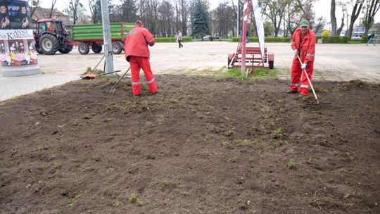 Przed teatrem ładnie. Ale co z placem?