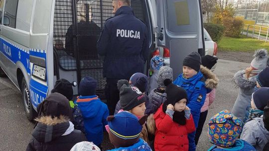 Przedszkolaki z wizytą u policjantów