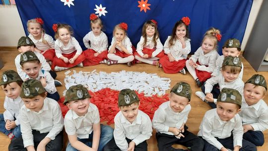 Przedszkolaki zrobiły kartki dla mundurowych (Wideo)