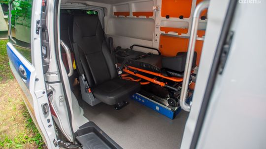 Przekazane karetki stoją w garażu. Jest problem z ich zarejestrowaniem 