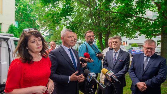 Przekazanie karetki w Pionkach z polityczną dyskusją w tle