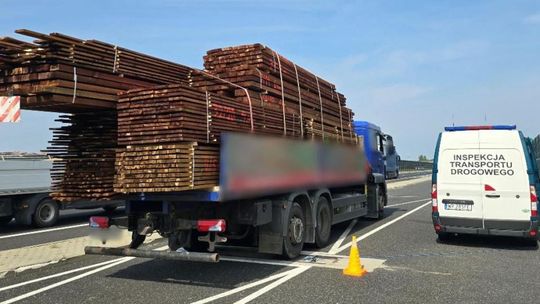 Przeładowana ciężarówka zatrzymana koło Grójca