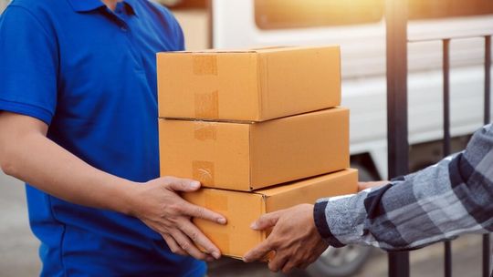 Przesyłki krajowe bez wychodzenia z domu: jak zamówić kuriera i mieć temat z głowy jeszcze dziś