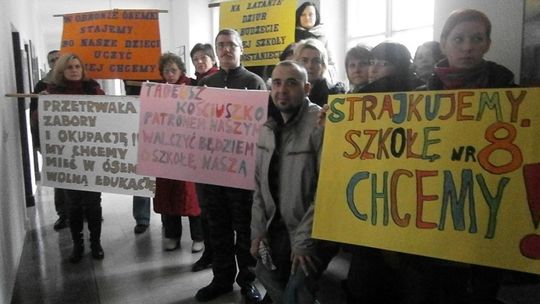 "Przetrwała zabory i okupację!!! My chcemy mieć w ósemce wolną edukację"