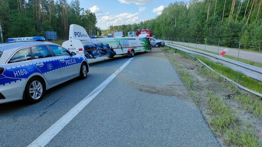 Przewoził szybowiec i uderzył w barierki