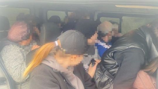 Przewoził za dużo osób w busie. Kierowca stracił prawo jazdy