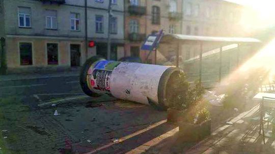 Przewrócony słup, zdewastowany przystanek