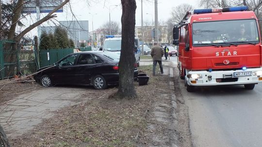 Przy Okulickiego uderzył w drzewo, a później w ogrodzenie