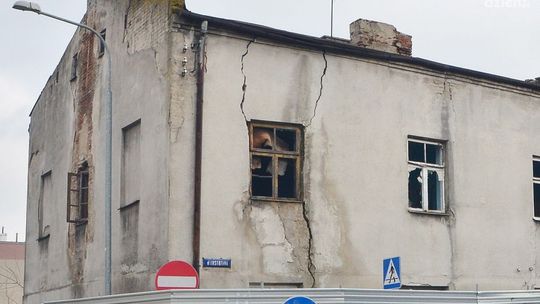 Przy ul. Lustrzanej runie kamienica?