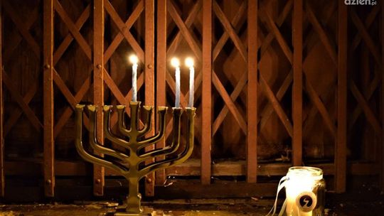 Przyjdź i zapal chanukowe światło Przyjdź i zapal chanukowe światło