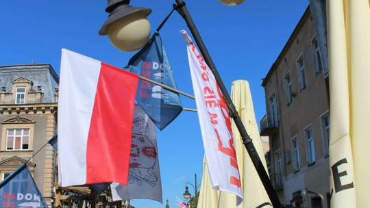 Przyjechali do Radomia i zdewastowali plac Konstytucji