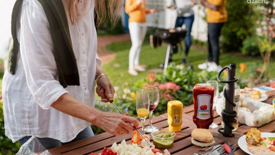 Przyjęcie w ogródku latem – co się na pewno przyda?
