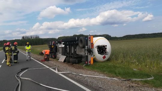 Przysucha. Cysterna z gazem w rowie 