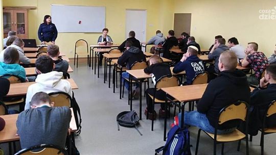 Przysucha. Policjanci odwiedzili uczniów „Skowyrówki”