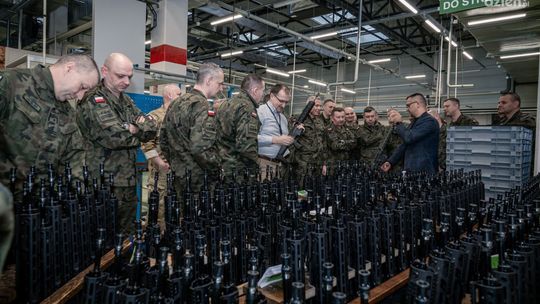 Przyszli generałowie odwiedzili Fabrykę Broni