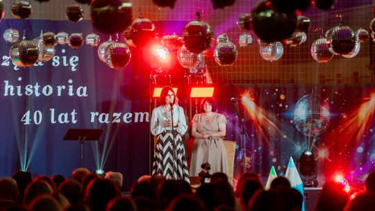PSP24 świętowała swoje czterdziestolecie. Były wystąpienia artystyczne, pokaz mody nauczycieli oraz… Koziołek Matołek