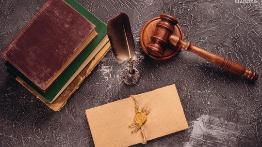 Radca prawny, adwokat i prawnik. Czy to takie same zawody?