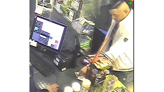 Radom. Policja szuka oszusta