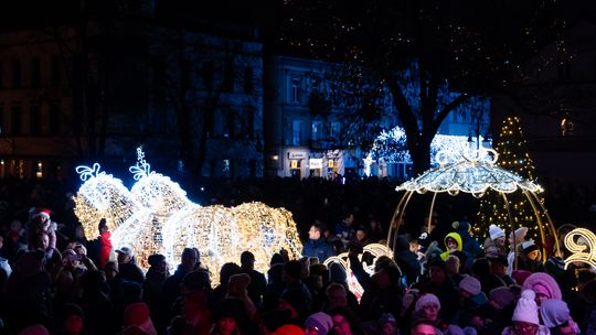 Radom rozbłysł na święta. Tłumy mieszkańców uczestniczyły w „Rozświetlamy Radom 2025” Radom rozbłysł na święta. Tłumy mieszkańców uczestniczyły w „Rozświetlamy Radom 2025”