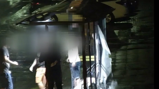 Radom. Zdemolowali wiatę, potem policyjną celę