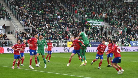 Radomiak przegrał z Rakowem. Fatalna pierwsza połowa. Przebudzenie w drugiej nie wystarczyło Radomiak przegrał z Rakowem. Fatalna pierwsza połowa. Przebudzenie w drugiej nie wystarczyło