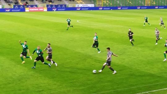 Radomiak Radom grał niemal cały mecz w osłabieniu, ale wygrał w Bełchatowie!