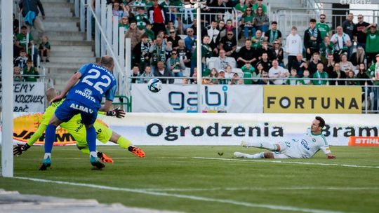 Radomiak Radom przegrał u siebie ze spadkowiczem i sam jeszcze nie jest pewny utrzymania. Wstydliwa porażka z Ruchem Chorzów